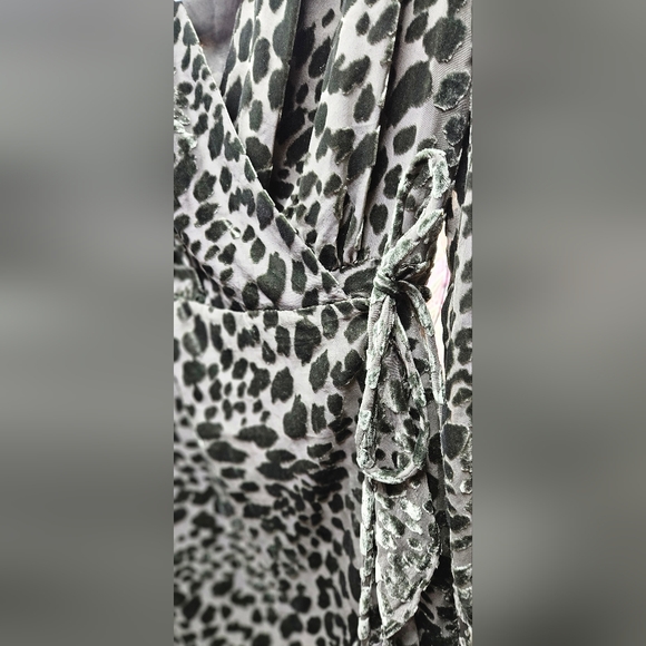 Ladies Wrap Dress - Picture 5 of 7